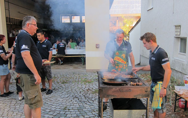 vor dem Feuerwehrhaus